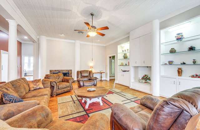 'The Loft' - Historic Dtwn Hondo Apt w/Balcony