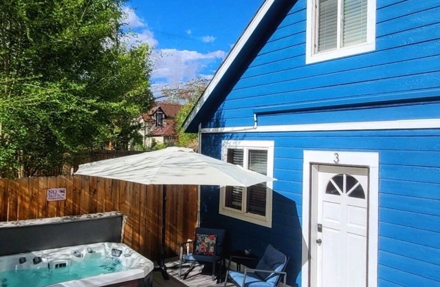 The Loft House ~ Downtown Location ~ Secluded Hot Tub