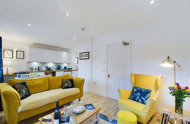 The Loft, Penrith - a cottage that sleeps 3 guests in 2 bedrooms