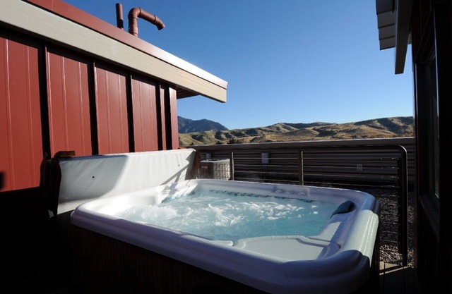 The Loft - Urban Bozeman Loft with Hot Tub In The Mill District of Bozeman