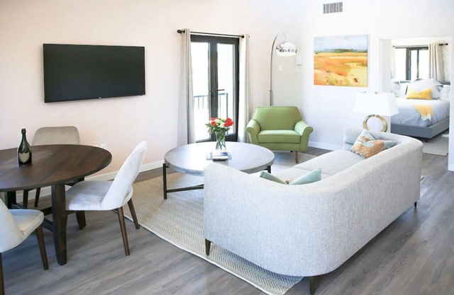 The Lofts at Paso Market Walk - The Oak Room