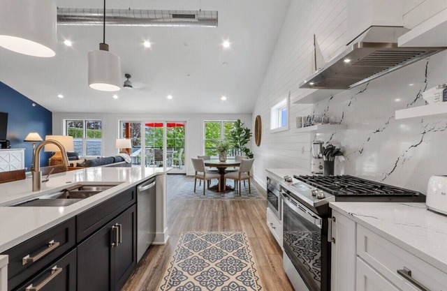 The Lofts of Brick and Mortar-Lake Loft |Luxury |Walk-Out Balcony |2 Kings |Parking for 2 |Downtown