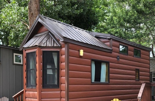 The Log Cabin - Rustic Cabin Tiny House for a Weekend Getaway