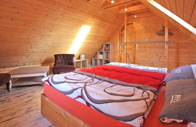 The log cabin-style holiday home for up to 4 people is located on the owners' approx.
