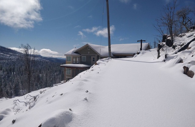 The Logger's Retreat at Yosemite - Epic Views! - Family-Friendly - Hot Tub!