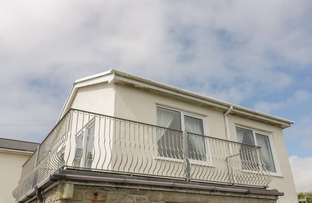 THE LOOKOUT, pet friendly, character holiday cottage in Sennen