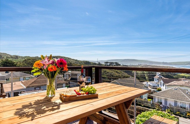 The Lookout~Remodeled Cozy & Charming BeachCabin!Walk to Beach!Views!Dog/WiFi