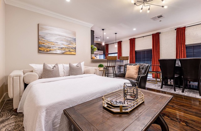 The Louis - 2B/2B Historic FQ Apt. - 60 Day Min. Rental