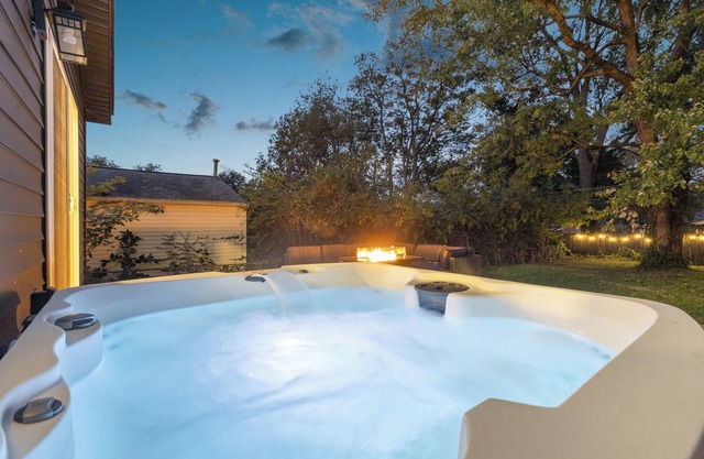 The Luxe/Hot Tub/10 Min Keenland/12 Min Downtown/Fenced In Yard/Pet Friendly