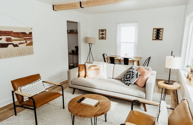 "The Lynn" MODERN URBAN STAY w/Backyard