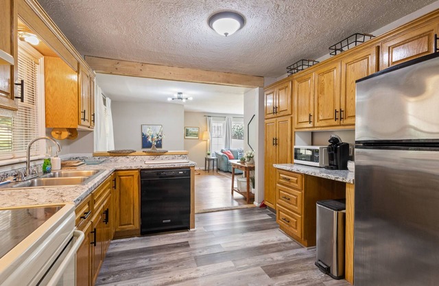The Magnolia Manor 4BR Greenway Retreat
