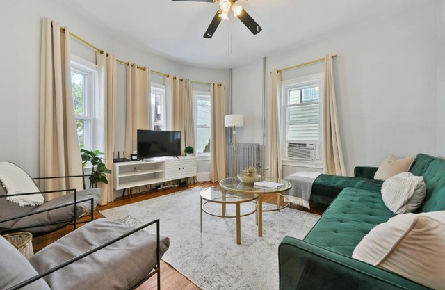 The Maverick - Luxurious Apartment - Free Parking - 2 Miles From Boston Logan Airport