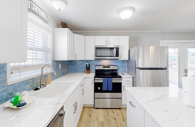 The Mermaid Cove with Gulf view, luxe interior, alfresco dining - steps to beach