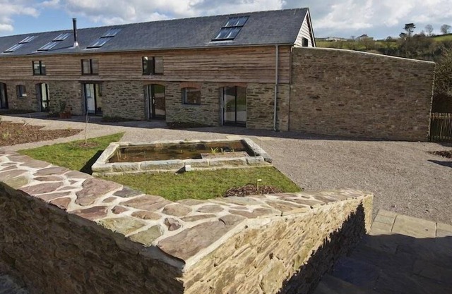 THE MILKING SHED, pet friendly, luxury holiday cottage in Bantham