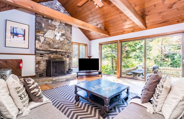 'The Mill Stream House' Lux Rustic Home on River w/JACUZZI & fireplace