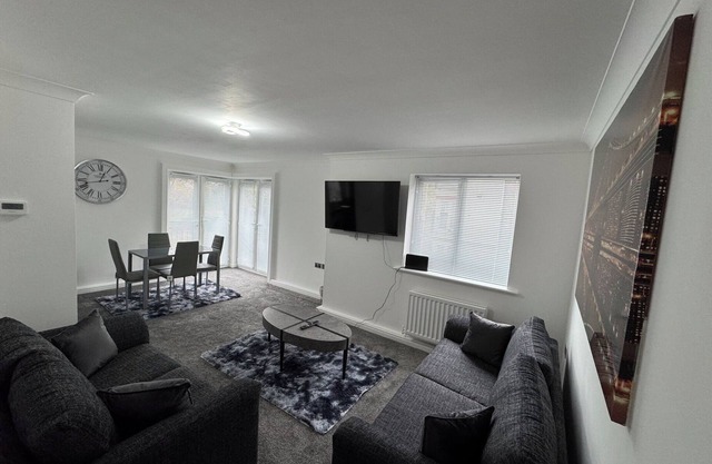 The Modern Balcony Apartment 2 Bed 1 Bath Private Parking