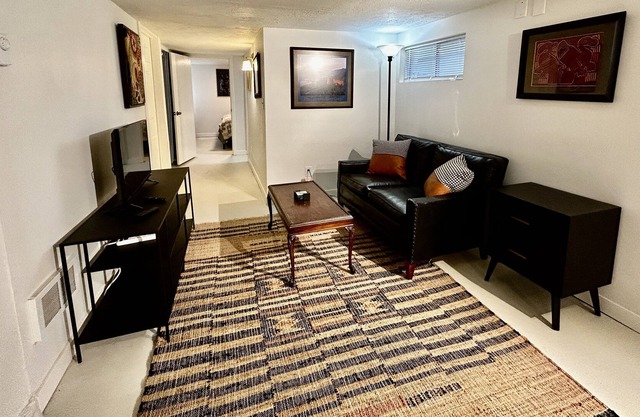 The Montana Studio - cute, close and convenient - new remodel