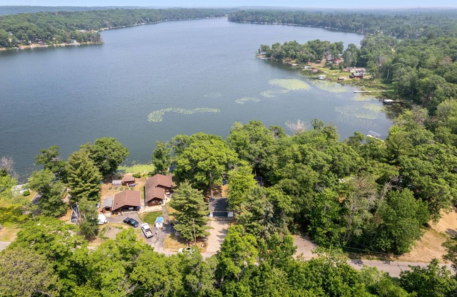 'The Motley Crew Haus' Northern MN Updated Lake House - 100 feet of lakeshore!