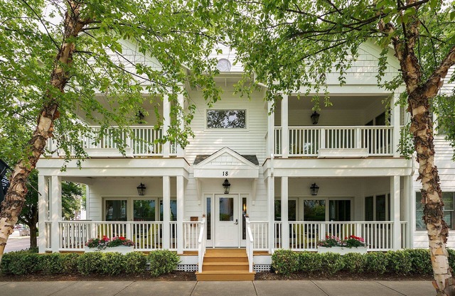 The Neighborhood Hotel - New Buffalo 203 - Queen