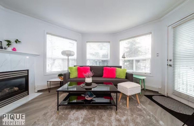 The Neon Palace - KingBed - Fireplace - Netflix - UG Parkn
