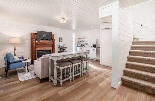 The Nest + Pickleball Court l Hot Tub l Hiking