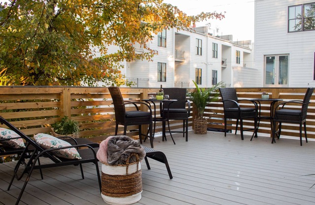 The Nest- Treetop Oasis studio with large deck- walk downtown
