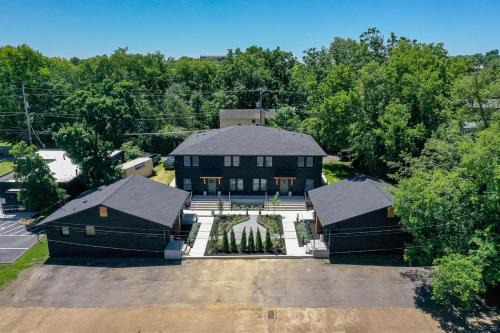 The Nomad: 4 1BRs 2 Studios 24-Guest Retreat