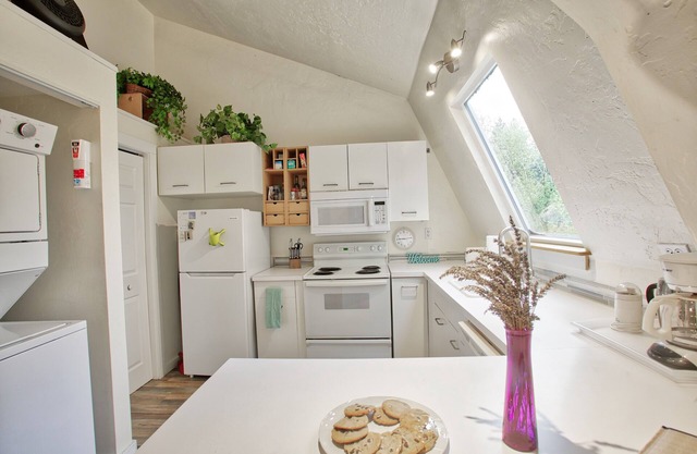 The Nook – Cozy Retreat with Meadow Views, Firepit & Just 10 Minutes from CDA