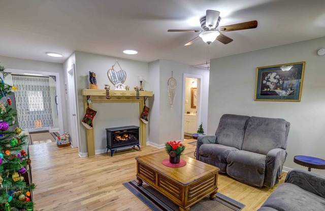 The Norris House - Bright and Cheery Bungalow that is Pet Friendly