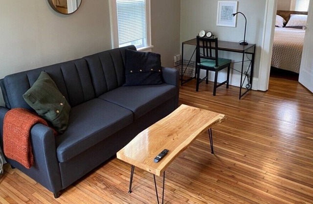 "The Nut"- Quaint MPLS Entire Home