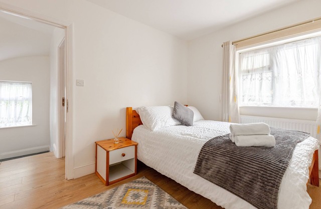 The Oakland, Spacious 3-Bed Flat with Fast WiFi, Free Parking & Self Check-In