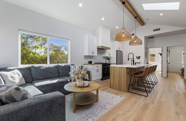The Oaks. A Luxury New Build In Thousand Oaks with AC, WiFi, Fire Pit, Fast WIFI
