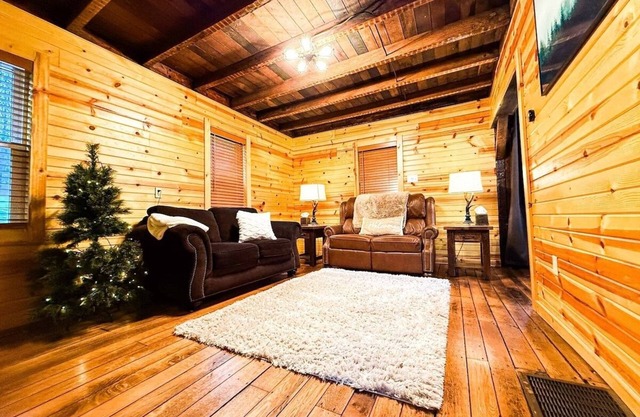 The Oaks | Cozy 1920s Farmhouse | Hot Tub