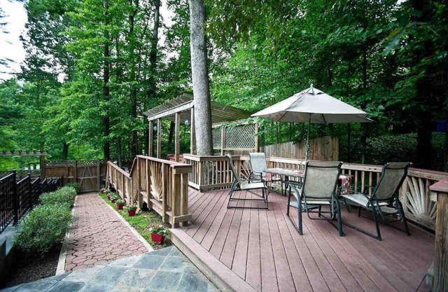 The Oaks Spacious Vacation Retreat: lovely, comfortable, park-setting 5 mi to DC