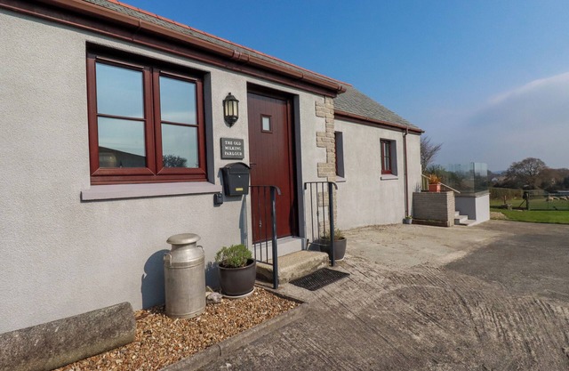 THE OLD MILKING PARLOUR, family friendly, with a garden in Par