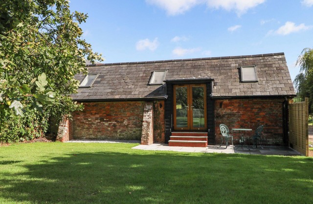 THE OLD PARLOUR, romantic, with a garden in Durley