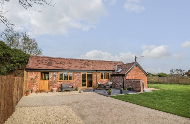 THE OLD PIGGERY, pet friendly, character holiday cottage in Defford