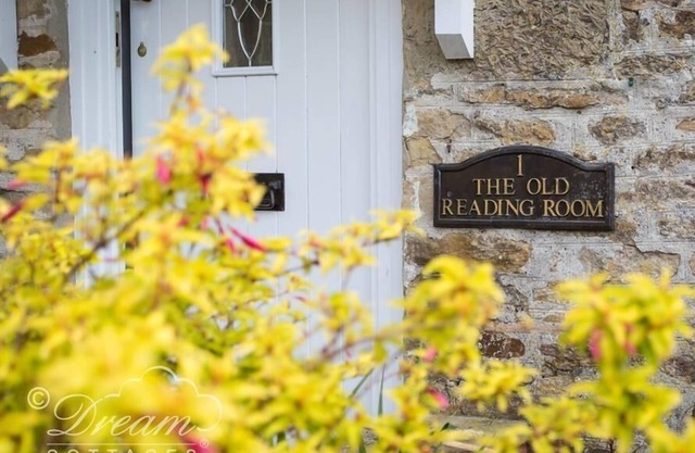 THE OLD READING ROOM, pet friendly, with open fire in Langton Herring