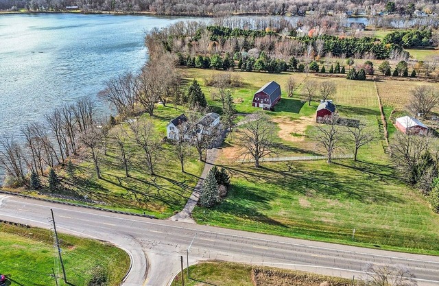 The Old Snow Farm: Lake Allegan Waterfront, Classic Farmhouse, Fire Pit, Patio
