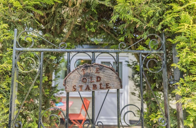 THE OLD STABLE, romantic, with a garden in Far Forest, Worcestershire
