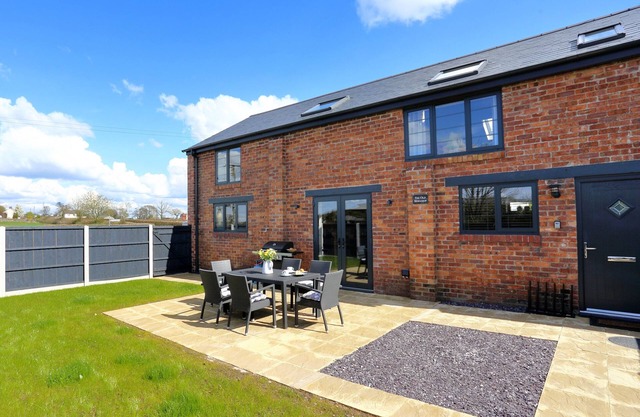 THE OLD WORKSHOP, pet friendly, with a garden in Wem