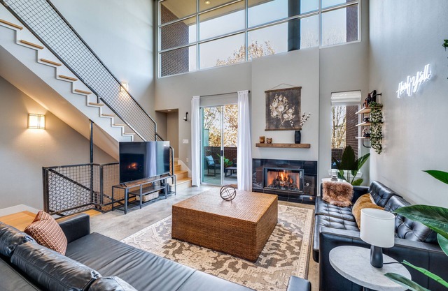 The Oleander - centrally located Luxury Townhouse steps from Magnolia Ave!