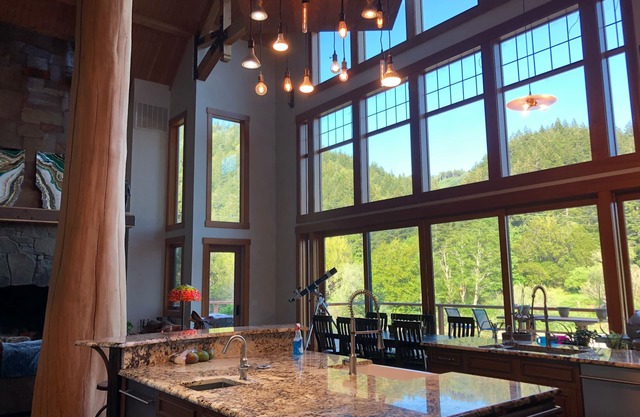THE ONLY LUXURY RIVER FRONT PROPERTY ON THE ELK RIVER. 10 min to beach & town!