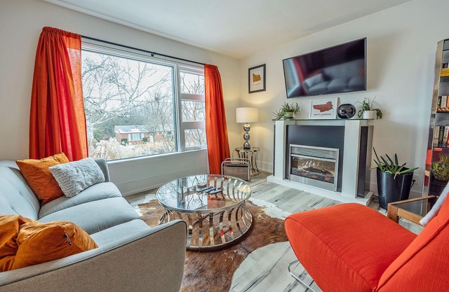 "The Orange Suite" 2BR Vintage Vibe, Chefs Kitchen