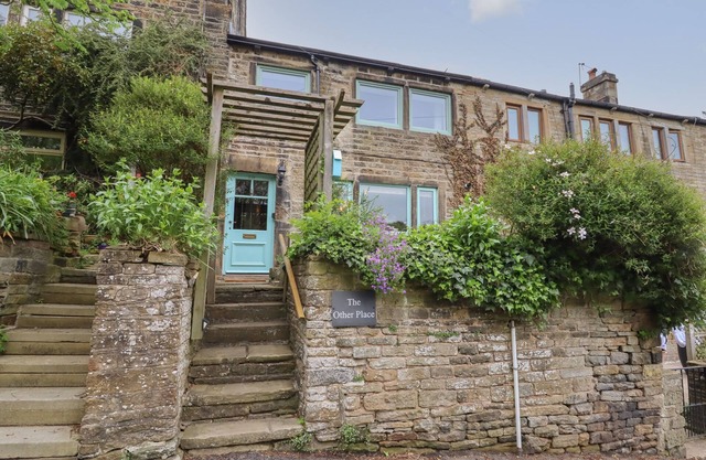 THE OTHER PLACE, family friendly, with open fire in Holmbridge