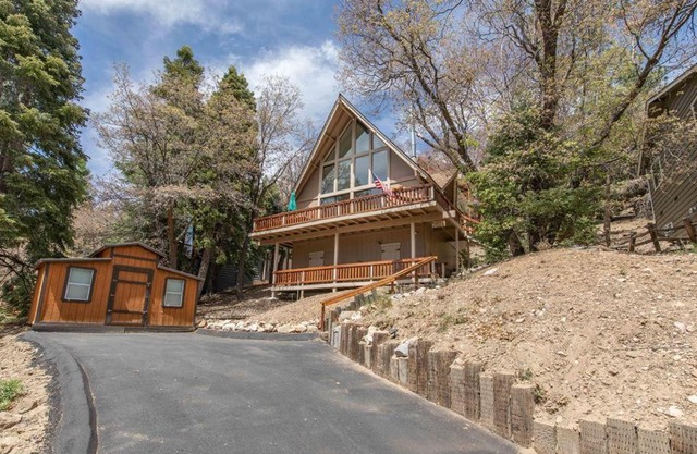 The Outdoors Inn - Breathtaking mountain views of Bear Mountain, Perfect for a barbecue on the deck!