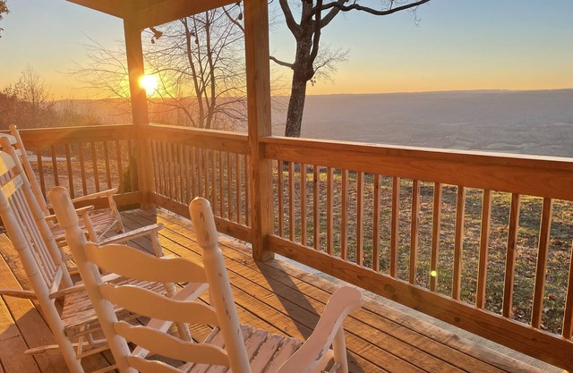 The Overlook Cabin: Breath-taking Views & King Bed