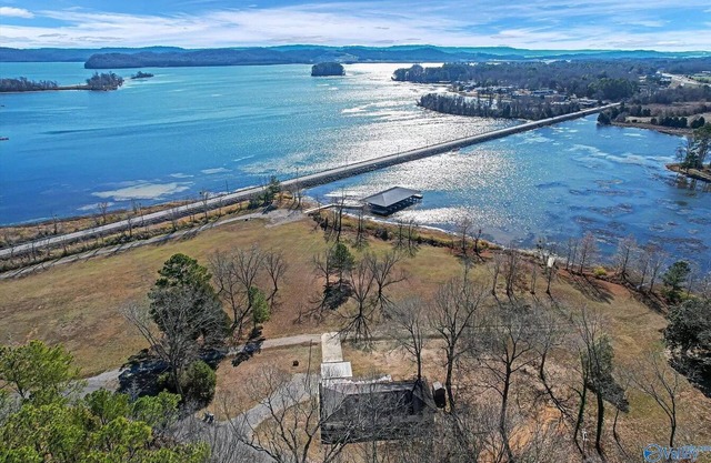 The Overlook on Guntersville Lake Waterfront near Seibold & Waterfront launch