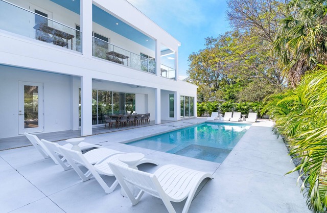 The Palace on Clematis – Siesta Key Vacation Home with Large Pool, Firepit & Great Location