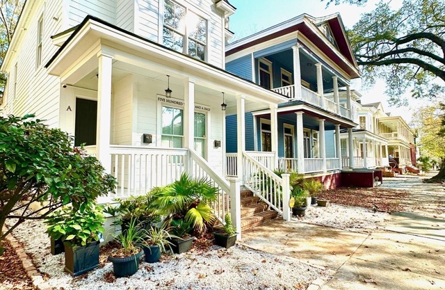 The Peach House: pets, family, yard, parking, walkable to Forsythe and downtown